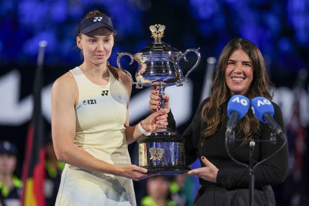 Jennifer Capriati ueberreicht den Pokal an Elena Rybakina (KAZ), Siegerehrung, Presentation Ladies Singles, Endspiel, Final, Australian Open 2026 Melbourne Park, Melbourne, Victoria, Australia.. Copyright: xJuergenxHasenkopfx