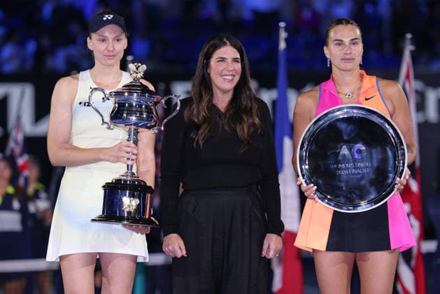 L-R. Siegerin Elena Rybakina mit Pokal, Ex Tennisspielerin Jennifer Capriaty und Finalistin Aryna Sabalenka(, Siegerehrung, Presentation Ladies Singles, Endspiel, Final, Australian Open 2026 Melbourne Park, Melbourne, Victoria, Australia.. Copyright: xJuergenxHasenkopfx