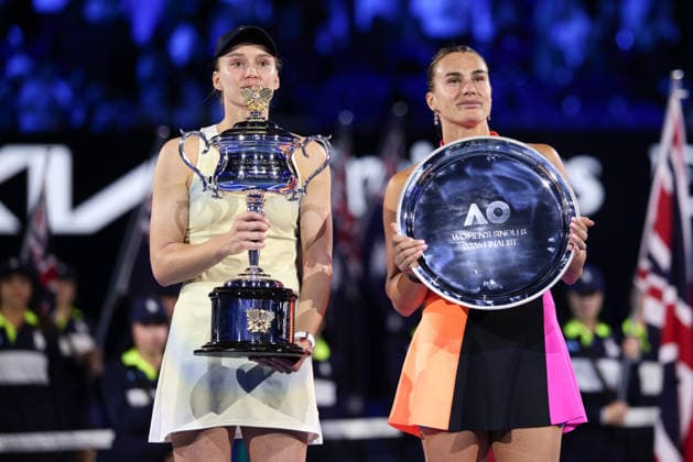 L-R. Siegerin Elena Rybakina mit Pokal und Finalistin Aryna Sabalenka(, Siegerehrung, Presentation Ladies Singles, Endspiel, Final, Australian Open 2026 Melbourne Park, Melbourne, Victoria, Australia.. Copyright: xJuergenxHasenkopfx