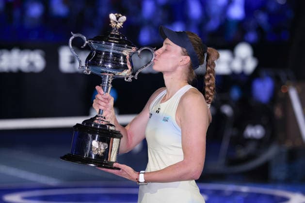 Siegerin Elena Rybakina mit Pokal, Trophäe, Sabalenka, Siegerehrung, Presentation Ladies Singles, Endspiel, Final, Australian Open 2026 Melbourne Park, Melbourne, Victoria, Australia.. Copyright: xJuergenxHasenkopfx