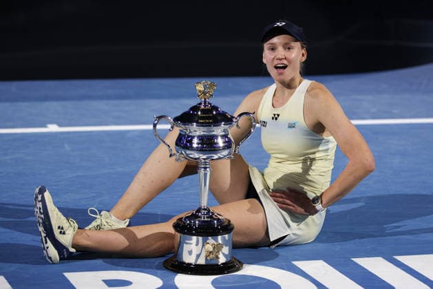Siegerin Elena Rybakina mit Pokal, Trophäe, Sabalenka, Siegerehrung, Presentation Ladies Singles, Endspiel, Final, Australian Open 2026 Melbourne Park, Melbourne, Victoria, Australia.. Copyright: xJuergenxHasenkopfx
