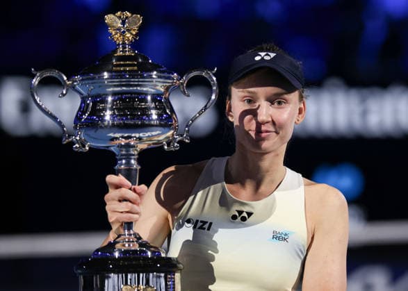 Siegerin Elena Rybakina mit Pokal, Trophäe, Sabalenka, Siegerehrung, Presentation Ladies Singles, Endspiel, Final, Australian Open 2026 Melbourne Park, Melbourne, Victoria, Australia.. Copyright: xJuergenxHasenkopfx