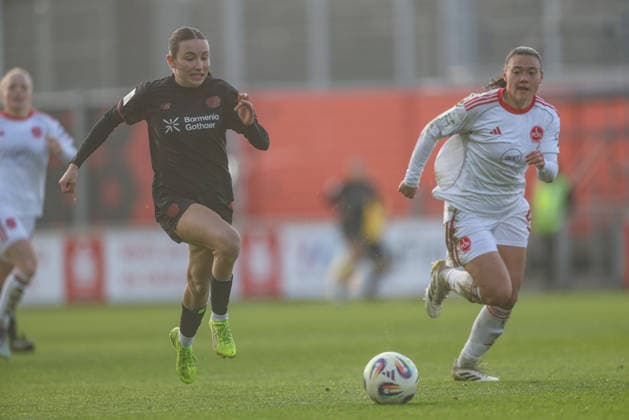 GER, Leverkusen, Bayer Leverkusen vs 1. FC Nürnberg, Google Pixel Frauen Bundesliga, Fussball, DFB, Spielzeit 2025 2026, Ulrich-Haberland-Stadion, 16. Spieltag im Bild v.l.: Loreen Bender (Bayer Leverkusen 19), Clara Fröhlich (1. FC Nürnberg Frauen 5) DFB DFL REGULATIONS PROHIBIT ANY USE OF PHOTOGRAPHS AS IMAGE SEQUENCES AND OR QUASI-VIDEO, 31.01.2026 Copyright: HMBxMedia HendrikxHamelau