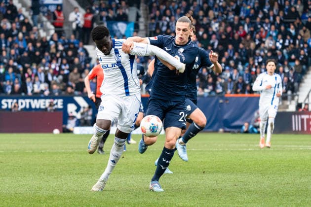 Deutschland: 2. Bundesliga 2025 26 VfL Bochum vs. FC Schalke 04 20. Spieltag Samstag, 31.01.2026 Vonovia Ruhrstadion (Nordrhein-Westfalen, Deutschland) Christian Gomis (Schalke 04, 7) Noah Loosli (VfL Bochum, 20)