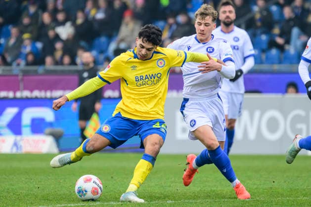 In the picture, from left: Johan Gomez (BTSV, 44), Meiko Waeschenbach (Karlsruher SC), Action, duels, fighting for the ball, GER, Braunschweig, Eintracht Braunschweig gegen Karlsruher SC, 2. Bundesliga, soccer, DFB, 2025 2026 season, Eintracht Stadion, match day, DFB DFL REGULATIONS PROHIBIT ANY USE OF PHOTOGRAPHS AS IMAGE SEQUENCES AND OR QUASI-VIDEO, 31.01.2026,