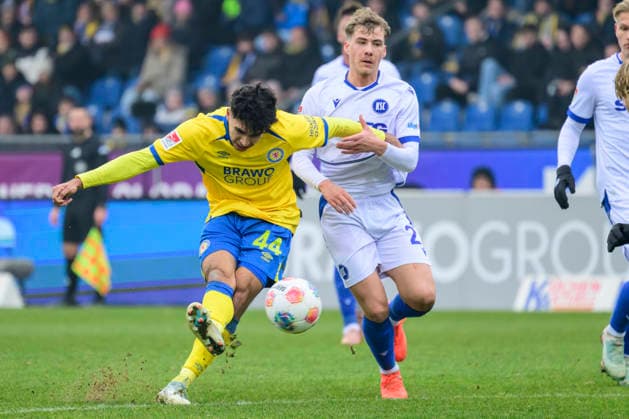 In the picture, from left: Johan Gomez (BTSV, 44), Meiko Waeschenbach (Karlsruher SC), Action, duels, fighting for the ball, GER, Braunschweig, Eintracht Braunschweig gegen Karlsruher SC, 2. Bundesliga, soccer, DFB, 2025 2026 season, Eintracht Stadion, match day, DFB DFL REGULATIONS PROHIBIT ANY USE OF PHOTOGRAPHS AS IMAGE SEQUENCES AND OR QUASI-VIDEO, 31.01.2026,