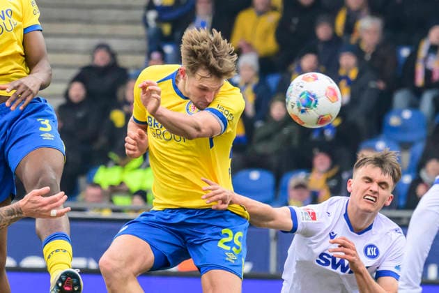 In the picture, from left: Lukas Frenkert (BTSV, 29), GER, Braunschweig, Eintracht Braunschweig gegen Karlsruher SC, 2. Bundesliga, soccer, DFB, 2025 2026 season, Eintracht Stadion, match day, DFB DFL REGULATIONS PROHIBIT ANY USE OF PHOTOGRAPHS AS IMAGE SEQUENCES AND OR QUASI-VIDEO, 31.01.2026,