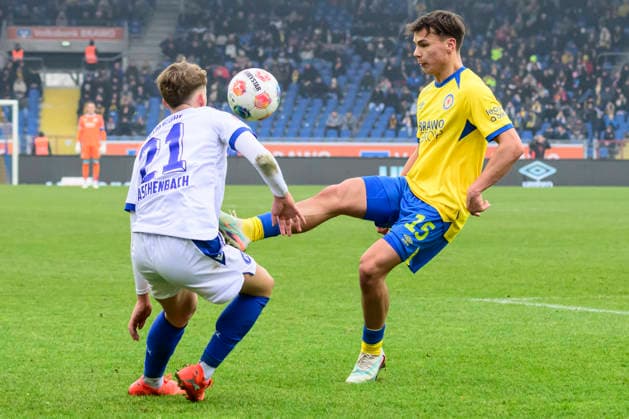 In the picture, from left: Meiko Waeschenbach (Karlsruher SC), Max Marie (BTSV, 15), Action, duels, fighting for the ball, GER, Braunschweig, Eintracht Braunschweig gegen Karlsruher SC, 2. Bundesliga, soccer, DFB, 2025 2026 season, Eintracht Stadion, match day, DFB DFL REGULATIONS PROHIBIT ANY USE OF PHOTOGRAPHS AS IMAGE SEQUENCES AND OR QUASI-VIDEO, 31.01.2026,