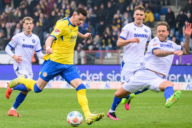 In the picture, from left: Erencan Yardimci (BTSV, 09), Action, duels, fighting for the ball, GER, Braunschweig, Eintracht Braunschweig gegen Karlsruher SC, 2. Bundesliga, soccer, DFB, 2025 2026 season, Eintracht Stadion, match day, DFB DFL REGULATIONS PROHIBIT ANY USE OF PHOTOGRAPHS AS IMAGE SEQUENCES AND OR QUASI-VIDEO, 31.01.2026,