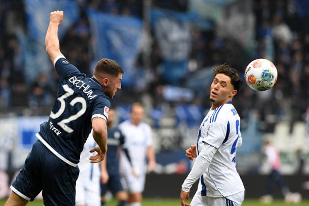 Maximilian Wittek (VfL Bochum) und Soufiane El-Faouzi (FC Schalke 04) im Zweikampf waehrend des Spiels der 2. Bundesliga zwischen VfL Bochum und FC Schalke 04, Vonovia Ruhrstadion am 31. January 2026 in Bochum, Deutschland. (Foto von Ralf Treese DeFodi Images) +++ Maximilian Wittek (VfL Bochum) und Soufiane El-Faouzi (FC Schalke 04) battle for the ball during the 2. Bundesliga match between VfL Bochum and FC Schalke 04 at Vonovia Ruhrstadion on January 31, 2026 in Bochum, Germany. (Photo by Ralf Treese DeFodi Images) (Photo by Ralf Treese DeFodi Images) -
