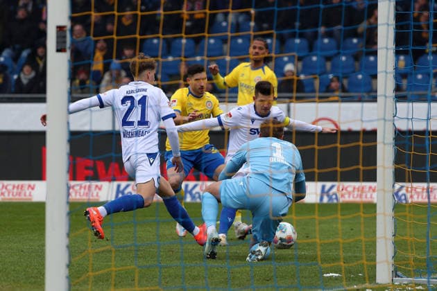 Braunschweig vs. Karlsruhe, 2. BL Braunschweig, 31.01.2026, Fußball, Herren, 2. BL, Saison 2025 2026, Eintracht Braunschweig vs. Karlsruher SC: Meiko Wäschenbach (KSC), Torwart Hans Christian Bernat (KSC), Robin Heußer (Eintracht Braunschweig), Marvin Wanitzek (KSC) (DFL DFB REGULATIONS PROHIBIT ANY USE OF PHOTOGRAPHS as IMAGE SEQUENCES and or QUASI-VIDEO) Stadion an der Hamburger Straße Niedersachsen Deutschland