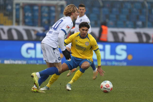 Braunschweig vs. Karlsruhe, 2. BL Braunschweig, 31.01.2026, Fußball, Herren, 2. BL, Saison 2025 2026, Eintracht Braunschweig vs. Karlsruher SC: David Herold (KSC), Johan Gomez (Eintracht Braunschweig) (DFL DFB REGULATIONS PROHIBIT ANY USE OF PHOTOGRAPHS as IMAGE SEQUENCES and or QUASI-VIDEO) Stadion an der Hamburger Straße Niedersachsen Deutschland