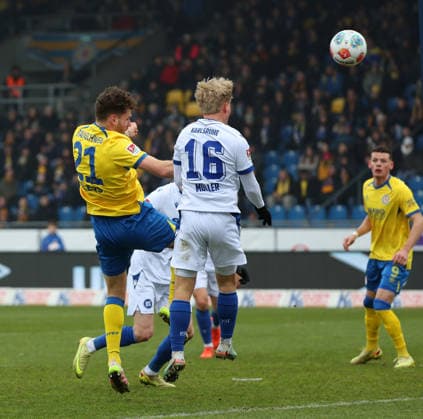 Braunschweig vs. Karlsruhe, 2. BL Braunschweig, 31.01.2026, Fußball, Herren, 2. BL, Saison 2025 2026, Eintracht Braunschweig vs. Karlsruher SC: Kevin Ehlers (Eintracht Braunschweig) macht Kopfballtor zum 1:0, Andreas Müller (KSC) (DFL DFB REGULATIONS PROHIBIT ANY USE OF PHOTOGRAPHS as IMAGE SEQUENCES and or QUASI-VIDEO) Stadion an der Hamburger Straße Niedersachsen Deutschland
