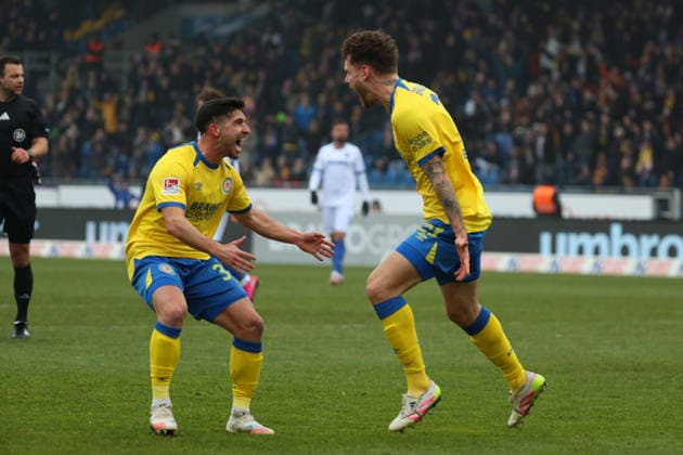 Braunschweig vs. Karlsruhe, 2. BL Braunschweig, 31.01.2026, Fußball, Herren, 2. BL, Saison 2025 2026, Eintracht Braunschweig vs. Karlsruher SC: Kevin Ehlers (Eintracht Braunschweig) jubelt mit Robin Heußer (Eintracht Braunschweig) nach seinem Kopfballtor zum 1:0 (DFL DFB REGULATIONS PROHIBIT ANY USE OF PHOTOGRAPHS as IMAGE SEQUENCES and or QUASI-VIDEO) Stadion an der Hamburger Straße Niedersachsen Deutschland