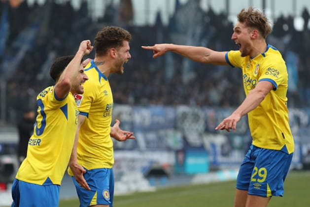 Braunschweig vs. Karlsruhe, 2. BL Braunschweig, 31.01.2026, Fußball, Herren, 2. BL, Saison 2025 2026, Eintracht Braunschweig vs. Karlsruher SC: Kevin Ehlers (Eintracht Braunschweig) jubelt mit Mannschaftskollegen nach seinem Kopfballtor zum 1:0 (DFL DFB REGULATIONS PROHIBIT ANY USE OF PHOTOGRAPHS as IMAGE SEQUENCES and or QUASI-VIDEO) Stadion an der Hamburger Straße Niedersachsen Deutschland