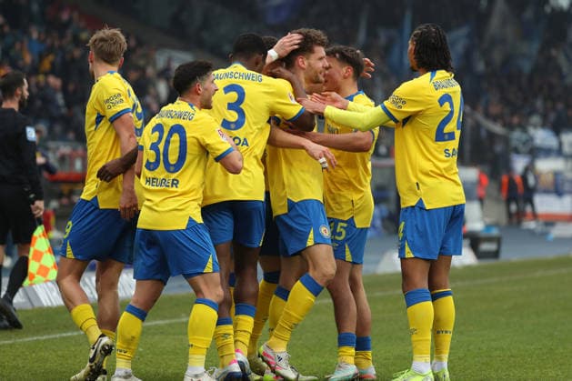 Braunschweig vs. Karlsruhe, 2. BL Braunschweig, 31.01.2026, Fußball, Herren, 2. BL, Saison 2025 2026, Eintracht Braunschweig vs. Karlsruher SC: Kevin Ehlers (Eintracht Braunschweig) jubelt mit Mannschaftskollegen nach seinem Kopfballtor zum 1:0 (DFL DFB REGULATIONS PROHIBIT ANY USE OF PHOTOGRAPHS as IMAGE SEQUENCES and or QUASI-VIDEO) Stadion an der Hamburger Straße Niedersachsen Deutschland