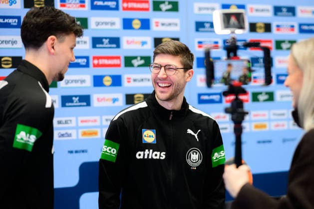 Herning: Handball EM 2026 - Media Day - Deutschland Marko Grgic (Deutschland), Lukas Zerbe (Deutschland) lachend laechelnd gut gelaunt grinst grinsend Herning Jyske Bank Boxen Daenemark