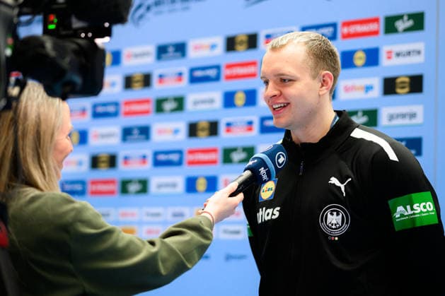 Herning: Handball EM 2026 - Media Day - Deutschland Justus Fischer (Deutschland) im ARD Interview Herning Jyske Bank Boxen Daenemark