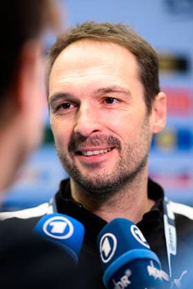 Herning: Handball EM 2026 - Media Day - Deutschland Teammanager Benjamin Chatton (Deutschland) im ARD Interview Herning Jyske Bank Boxen Daenemark