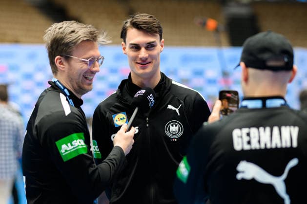 Herning: Handball EM 2026 - Media Day - Deutschland Franz Semper (Deutschland) interviewt Miro Schluroff (Deutschland) Herning Jyske Bank Boxen Daenemark