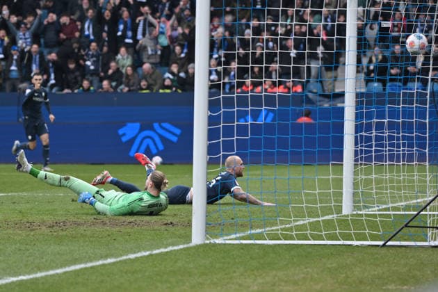 Philipp Hofmann (VfL Bochum) erzielt gegen Torwart Loris Karius (Schalke 04) das Tor zum 2:0 31.01.2026, Fussball 2. Bundesliga, Saison 2025 2026, 20. Spieltag, VfL Bochum - FC Schalke 04 DFL regulations prohibit any use of photographs as image sequences and or quasi-video Bochum Vonovia Ruhrstadion Nordrhein Westfalen Deutschland