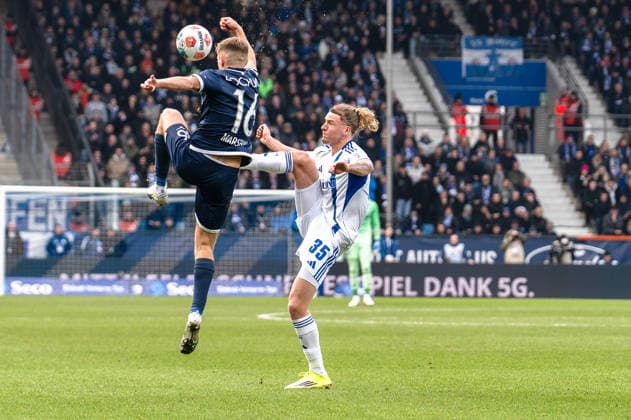 Deutschland: 2. Bundesliga 2025 26 VfL Bochum vs. FC Schalke 04 20. Spieltag Samstag, 31.01.2026 Vonovia Ruhrstadion (Nordrhein-Westfalen, Deutschland) Callum Marshall (16) Mika Wallentowitz (Schalke 04, 35)