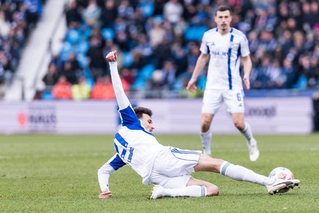 2. Fussball Bundesliga, VfL Bochum - FC Schalke 04; 31.01.2026 Dejan Ljubicic (FC Schalke 04, 21) versucht den Ball zu retten 2. Fussball Bundesliga, VfL Bochum - FC Schalke 04, Bochum, VONONVIA Ruhrstadion, 31.01.2026 DFL REGULATIONS PROHIBIT ANY USE OF PHOTOGRAPHS AS IMAGE SEQUENCES AND OR QUASI-VIDEO.