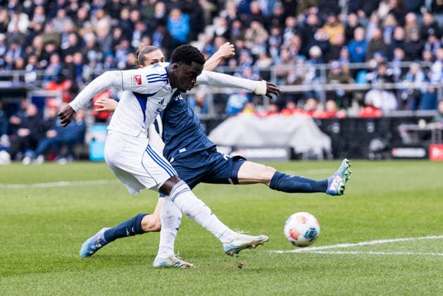 2. Fussball Bundesliga, VfL Bochum - FC Schalke 04; 31.01.2026 Zweikampf Christian Pierre Louis Gomis (Schalke 04, 7), Noah Loosli (VfL Bochum, 20) 2. Fussball Bundesliga, VfL Bochum - FC Schalke 04, Bochum, VONONVIA Ruhrstadion, 31.01.2026 DFL REGULATIONS PROHIBIT ANY USE OF PHOTOGRAPHS AS IMAGE SEQUENCES AND OR QUASI-VIDEO.