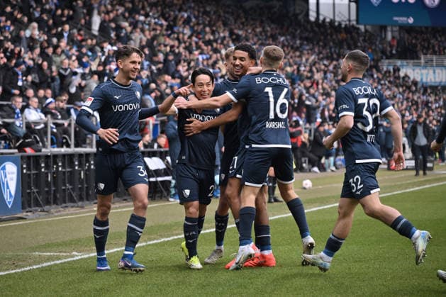 Jubel 1:0, Torschütze Koji Miyoshi (VfL Bochum), 2. v.li., wird gefeiert 31.01.2026, Fussball 2. Bundesliga, Saison 2025 2026, 20. Spieltag, VfL Bochum - FC Schalke 04 DFL regulations prohibit any use of photographs as image sequences and or quasi-video Bochum Vonovia Ruhrstadion Nordrhein Westfalen Deutschland
