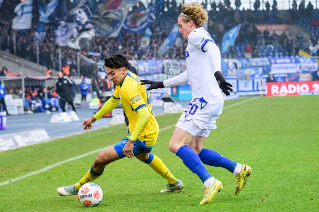 In the picture, from left: Johan Gomez (BTSV, 44), David Herold (Karlsruher SC), Action, duels, fighting for the ball, GER, Braunschweig, Eintracht Braunschweig gegen Karlsruher SC, 2. Bundesliga, soccer, DFB, 2025 2026 season, Eintracht Stadion, match day, DFB DFL REGULATIONS PROHIBIT ANY USE OF PHOTOGRAPHS AS IMAGE SEQUENCES AND OR QUASI-VIDEO, 31.01.2026,