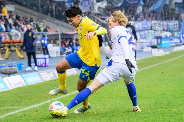 In the picture, from left: Johan Gomez (BTSV, 44), David Herold (Karlsruher SC), Action, duels, fighting for the ball, GER, Braunschweig, Eintracht Braunschweig gegen Karlsruher SC, 2. Bundesliga, soccer, DFB, 2025 2026 season, Eintracht Stadion, match day, DFB DFL REGULATIONS PROHIBIT ANY USE OF PHOTOGRAPHS AS IMAGE SEQUENCES AND OR QUASI-VIDEO, 31.01.2026,
