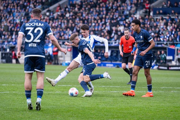 31.01.2026, Fussball, 2. Bundesliga, Saison 2025 2026, 20. Spieltag, VfL Bochum - FC Schalke 04, Dejan Ljubicic (FC Schalke 04), Callum Marshall (VfL Bochum 1848) xRHR-FOTO YYx