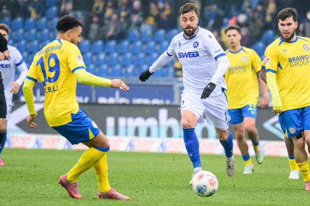In the picture, from left: Leon Bell Bell (BTSV, 19), Philipp Foerster (Karlsruher SC), Action, duels, fighting for the ball, GER, Braunschweig, Eintracht Braunschweig gegen Karlsruher SC, 2. Bundesliga, soccer, DFB, 2025 2026 season, Eintracht Stadion, match day, DFB DFL REGULATIONS PROHIBIT ANY USE OF PHOTOGRAPHS AS IMAGE SEQUENCES AND OR QUASI-VIDEO, 31.01.2026,