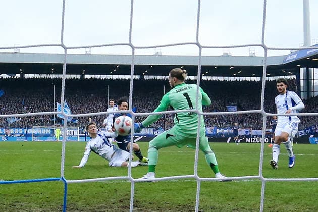 Bochum, Germany, 31.01.26, Koji Miyoshi (VfL Bochum) schiesst das 1:0 während des Spiels der 2. Bundesliga zwischen VfL 1848 Bochum - FC Schalke 04 im Vonovia Ruhrstadion in Bochum. (Photo by Joachim Bywaletz) DFB DFL REGULATIONS PROHIBIT ANY USE OF PHOTOGRAPHS AS IMAGE SEQUENCES AND OR QUASI-VIDEO.