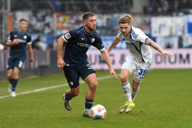 Maximilian Wittek (VfL Bochum) und Mika Wallentowitz (FC Schalke 04) im Zweikampf waehrend des Spiels der 2. Bundesliga zwischen VfL Bochum und FC Schalke 04, Vonovia Ruhrstadion am 31. January 2026 in Bochum, Deutschland. (Foto von Ralf Treese DeFodi Images) +++ Maximilian Wittek (VfL Bochum) und Mika Wallentowitz (FC Schalke 04) battle for the ball during the 2. Bundesliga match between VfL Bochum and FC Schalke 04 at Vonovia Ruhrstadion on January 31, 2026 in Bochum, Germany. (Photo by Ralf Treese DeFodi Images) (Photo by Ralf Treese DeFodi Images) -