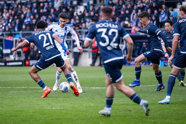 31.01.2026, Fussball, 2. Bundesliga, Saison 2025 2026, 20. Spieltag, VfL Bochum - FC Schalke 04, Francis Onyeka (VfL Bochum 1848), Dejan Ljubicic (FC Schalke 04) xRHR-FOTO YYx