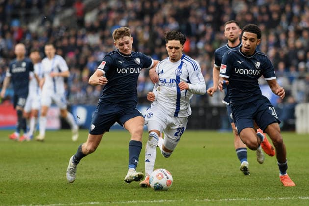Callum Marshall (VfL Bochum), Soufiane El-Faouzi (FC Schalke 04) und Francis Onyeka (VfL Bochum) im Zweikampf waehrend des Spiels der 2. Bundesliga zwischen VfL Bochum und FC Schalke 04, Vonovia Ruhrstadion am 31. January 2026 in Bochum, Deutschland. (Foto von Ralf Treese DeFodi Images) +++ Callum Marshall (VfL Bochum), Soufiane El-Faouzi (FC Schalke 04) und Francis Onyeka (VfL Bochum) battle for the ball during the 2. Bundesliga match between VfL Bochum and FC Schalke 04 at Vonovia Ruhrstadion on January 31, 2026 in Bochum, Germany. (Photo by Ralf Treese DeFodi Images) (Photo by Ralf Treese DeFodi Images) -