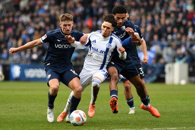 Callum Marshall (VfL Bochum), Soufiane El-Faouzi (FC Schalke 04) und Francis Onyeka (VfL Bochum) im Zweikampf waehrend des Spiels der 2. Bundesliga zwischen VfL Bochum und FC Schalke 04, Vonovia Ruhrstadion am 31. January 2026 in Bochum, Deutschland. (Foto von Ralf Treese DeFodi Images) +++ Callum Marshall (VfL Bochum), Soufiane El-Faouzi (FC Schalke 04) und Francis Onyeka (VfL Bochum) battle for the ball during the 2. Bundesliga match between VfL Bochum and FC Schalke 04 at Vonovia Ruhrstadion on January 31, 2026 in Bochum, Germany. (Photo by Ralf Treese DeFodi Images) (Photo by Ralf Treese DeFodi Images) -