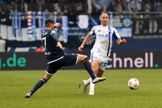 Gerrit Holtmann (VfL Bochum) und Nikola Katic (FC Schalke 04) im Zweikampf waehrend des Spiels der 2. Bundesliga zwischen VfL Bochum und FC Schalke 04, Vonovia Ruhrstadion am 31. January 2026 in Bochum, Deutschland. (Foto von Ralf Treese DeFodi Images) +++ Gerrit Holtmann (VfL Bochum) und Nikola Katic (FC Schalke 04) battle for the ball during the 2. Bundesliga match between VfL Bochum and FC Schalke 04 at Vonovia Ruhrstadion on January 31, 2026 in Bochum, Germany. (Photo by Ralf Treese DeFodi Images) (Photo by Ralf Treese DeFodi Images) -