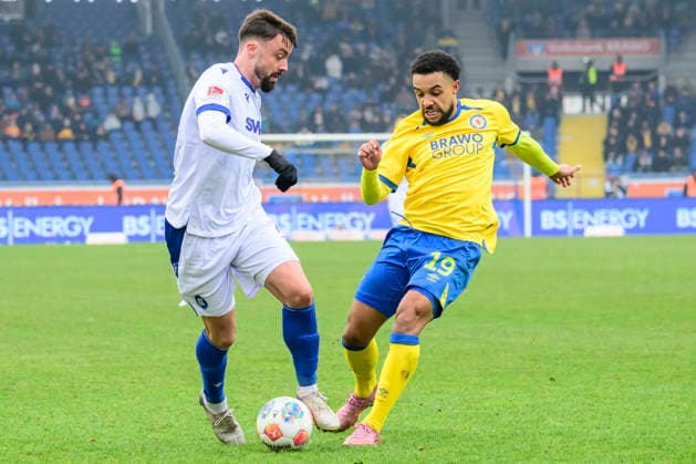 In the picture, from left: Philipp Foerster (Karlsruher SC), Leon Bell Bell (BTSV, 19), Action, duels, fighting for the ball, GER, Braunschweig, Eintracht Braunschweig gegen Karlsruher SC, 2. Bundesliga, soccer, DFB, 2025 2026 season, Eintracht Stadion, match day, DFB DFL REGULATIONS PROHIBIT ANY USE OF PHOTOGRAPHS AS IMAGE SEQUENCES AND OR QUASI-VIDEO, 31.01.2026,