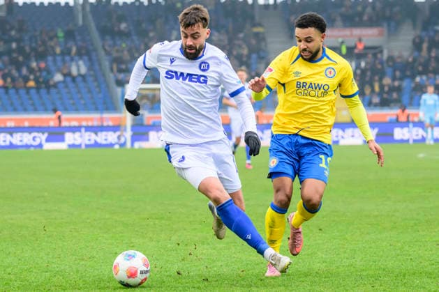 In the picture, from left: Philipp Foerster (Karlsruher SC), Leon Bell Bell (BTSV, 19), Action, duels, fighting for the ball, GER, Braunschweig, Eintracht Braunschweig gegen Karlsruher SC, 2. Bundesliga, soccer, DFB, 2025 2026 season, Eintracht Stadion, match day, DFB DFL REGULATIONS PROHIBIT ANY USE OF PHOTOGRAPHS AS IMAGE SEQUENCES AND OR QUASI-VIDEO, 31.01.2026,