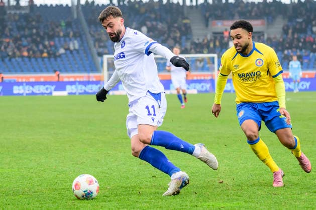 In the picture, from left: Philipp Foerster (Karlsruher SC), Leon Bell Bell (BTSV, 19), Action, duels, fighting for the ball, GER, Braunschweig, Eintracht Braunschweig gegen Karlsruher SC, 2. Bundesliga, soccer, DFB, 2025 2026 season, Eintracht Stadion, match day, DFB DFL REGULATIONS PROHIBIT ANY USE OF PHOTOGRAPHS AS IMAGE SEQUENCES AND OR QUASI-VIDEO, 31.01.2026,
