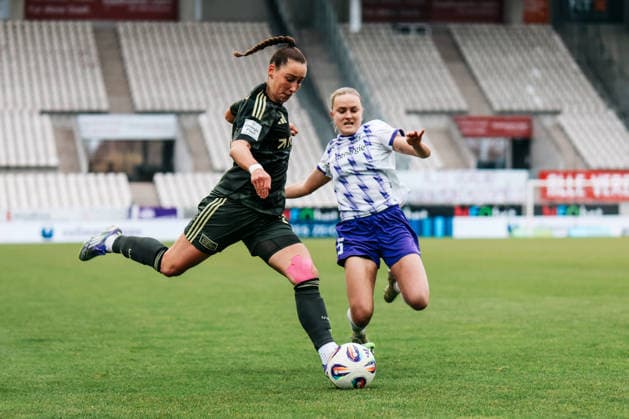Google Pixel Frauen-Bundesliga: SGS Essen- 1.FC Union Berlin; 31.01.2026 Anna Weiß (1.FC Union Berlin, 21) im Zweikampf mit Paula Flach (SGS Essen, 5) Google Pixel Frauen-Bundesliga: SGS Essen- 1.FC Union Berlin: Essen, Stadion an der Hafenstraße ;31.01.2025 DFB REGULATIONS PROHIBIT ANY USE OF PHOTOGRAPHS AS IMAGE SEQUENCES AND OR QUASI-VIDEO. Copyright: xBEAUTIFULxSPORTS Freisenx