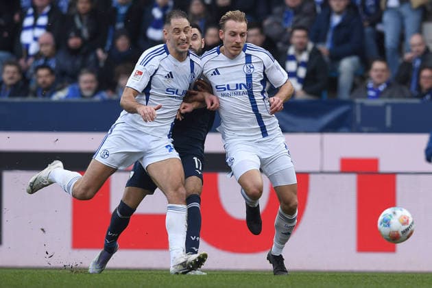 Fußball 2. Bundesliga 20. Spieltag VfL Bochum - FC Schalke 04 am 31.01.2026 im Vonovia Ruhrstadion in Bochum Nikola Katic ( Schalke ), links - Timo Becker ( Schalke ), rechts - Gerrit Holtmann ( Bochum ), mitte DFL regulations prohibit any use of photographs as image sequences and or quasi-video.