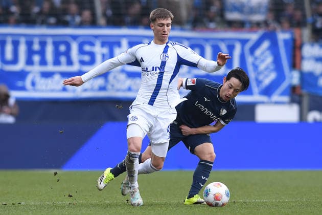 Fußball 2. Bundesliga 20. Spieltag VfL Bochum - FC Schalke 04 am 31.01.2026 im Vonovia Ruhrstadion in Bochum Felipe Sanchez ( Schalke ), vorne - Koji Miyoshi ( Bochum ), hinten DFL regulations prohibit any use of photographs as image sequences and or quasi-video.