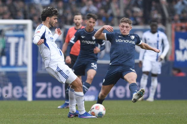 Fußball 2. Bundesliga 20. Spieltag VfL Bochum - FC Schalke 04 am 31.01.2026 im Vonovia Ruhrstadion in Bochum Ayhan Mertcan ( Schalke ), links - Callum Marshall ( Bochum ), rechts DFL regulations prohibit any use of photographs as image sequences and or quasi-video.