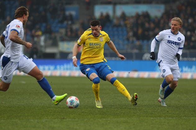 Braunschweig vs. Karlsruhe, 2. BL Braunschweig, 31.01.2026, Fußball, Herren, 2. BL, Saison 2025 2026, Eintracht Braunschweig vs. Karlsruher SC: Erencan Yardimici (Eintracht Braunschweig), Andreas Müller (KSC) (DFL DFB REGULATIONS PROHIBIT ANY USE OF PHOTOGRAPHS as IMAGE SEQUENCES and or QUASI-VIDEO) Stadion an der Hamburger Straße Niedersachsen Deutschland