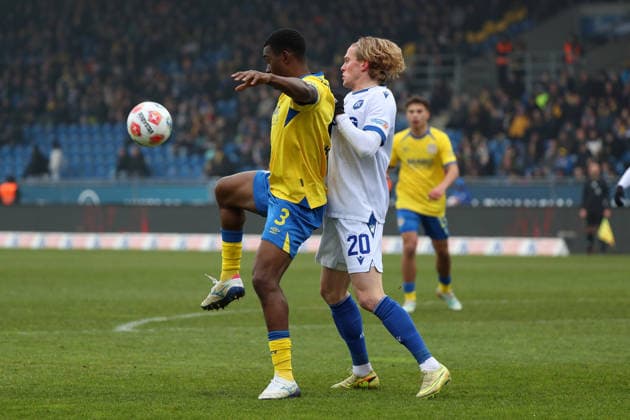 Braunschweig vs. Karlsruhe, 2. BL Braunschweig, 31.01.2026, Fußball, Herren, 2. BL, Saison 2025 2026, Eintracht Braunschweig vs. Karlsruher SC: Patrick Nkoa (Eintracht Braunschweig), Lino Tempelmann (Eintracht Braunschweig) (DFL DFB REGULATIONS PROHIBIT ANY USE OF PHOTOGRAPHS as IMAGE SEQUENCES and or QUASI-VIDEO) Stadion an der Hamburger Straße Niedersachsen Deutschland
