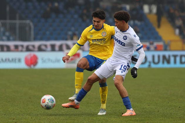 Braunschweig vs. Karlsruhe, 2. BL Braunschweig, 31.01.2026, Fußball, Herren, 2. BL, Saison 2025 2026, Eintracht Braunschweig vs. Karlsruher SC: Johan Gomez (Eintracht Braunschweig), Louey Ben Farhat (KSC) (DFL DFB REGULATIONS PROHIBIT ANY USE OF PHOTOGRAPHS as IMAGE SEQUENCES and or QUASI-VIDEO) Stadion an der Hamburger Straße Niedersachsen Deutschland