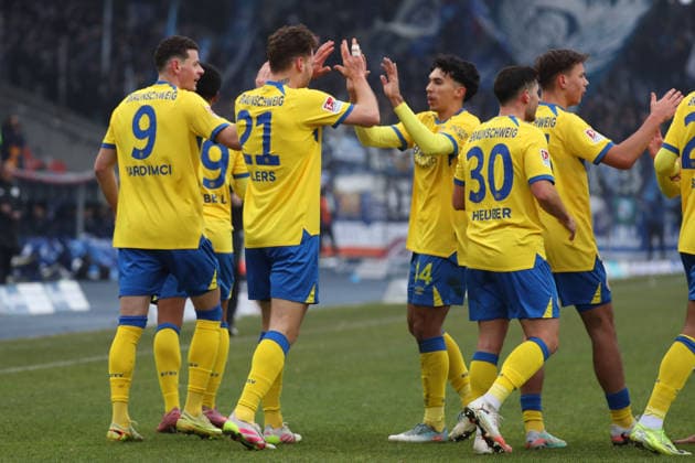 Braunschweig vs. Karlsruhe, 2. BL Braunschweig, 31.01.2026, Fußball, Herren, 2. BL, Saison 2025 2026, Eintracht Braunschweig vs. Karlsruher SC: Kevin Ehlers (Eintracht Braunschweig) jubelt mit Mannschaftskollegen nach seinem Tor zum 1:0 (DFL DFB REGULATIONS PROHIBIT ANY USE OF PHOTOGRAPHS as IMAGE SEQUENCES and or QUASI-VIDEO) Stadion an der Hamburger Straße Niedersachsen Deutschland